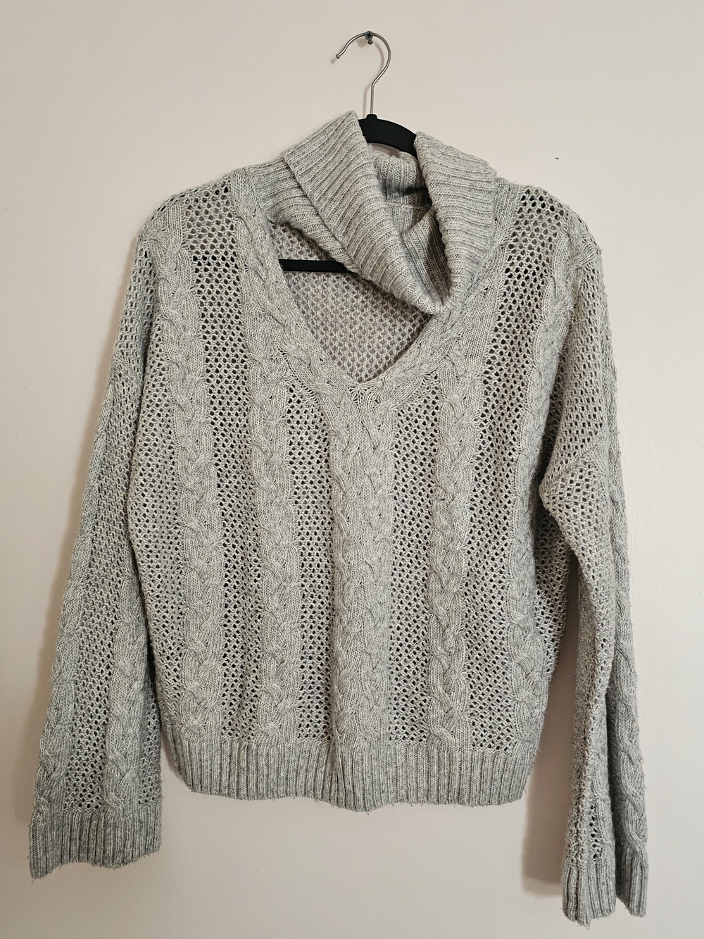 Urban Outfitters Small Petite Cozy V-Neck Cable Knit Sweater - Light Gray